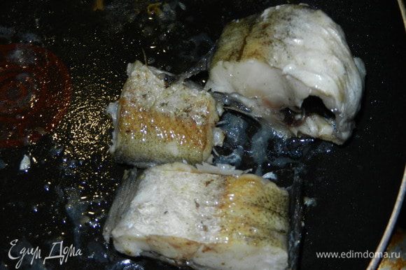 Рыбу режем на кусочки,слегка присаливаем и обжариваем на сковороде до легкой золотистой корочки.