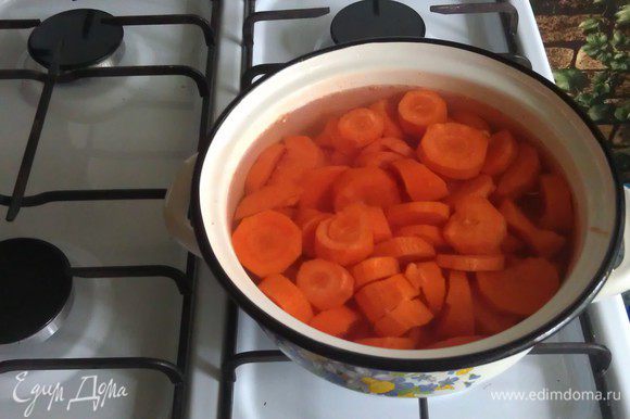 Отвариваем нарезанную морковь (4 шт.) до готовности и разминаем в пюре.