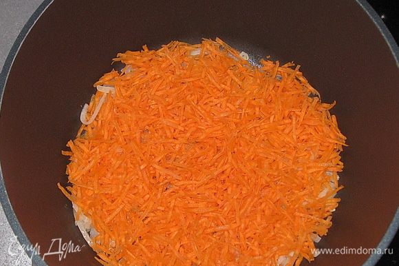 Добавить в кастрюлю морковь и тушить под крышкой до готовности.