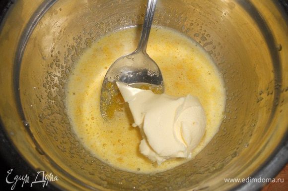 Делаем курд. Сахар перетереть с желтком,добавить лимонный сок(выдавить с лимона) и размягченное сливочное масло, перемешать и поставить варить на водяную баню.