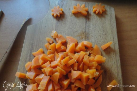 Отварную морковь и картофель нарезать кубиками.