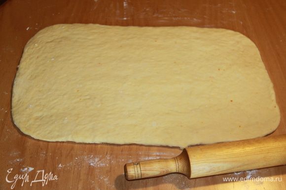 Раскатать тесто в большой прямоугольник толщиной около 0,5 см. У меня получился прямоугольник 35Х45 см.