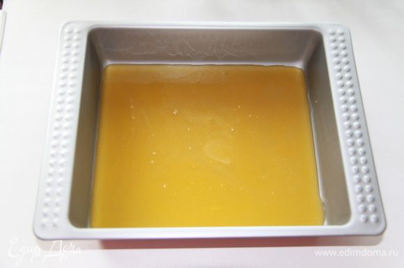 Приготовить форму, в которой вы будете выпекать булочки; у формы должны быть достаточно высокие края, размер примерно 25Х30 см. Вылить в форму для запекания мёд с маслом.