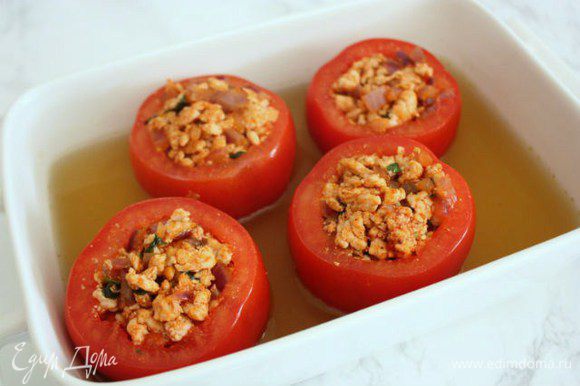 В форму для запекания установить помидоры и добавить в неё бульон. Запекать в духовке 20 мин.