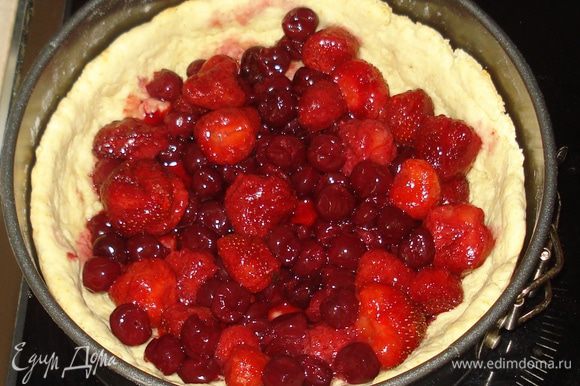 Вытащить тесто с духовки и засыпать ягодами.(Если ягоды кислые, то предварительно посыпте их сахарным песком).