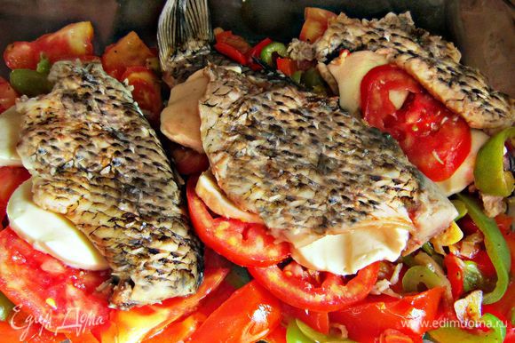 Выложить рыбу на овощную "подушку" и запекать в разогретой до 180 гр духовке 20 - 30 мин.