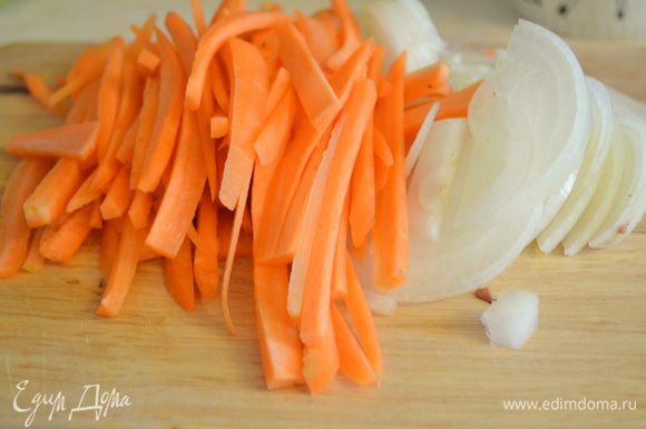 морковь нарезаем соломкой или трем на крупной терке, лук режем полукольцами