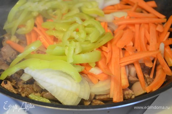 добавляем овощи, обжариваем все вместе 5-7 минут. Солим и перчим, сбрызгиваем бальзамиком