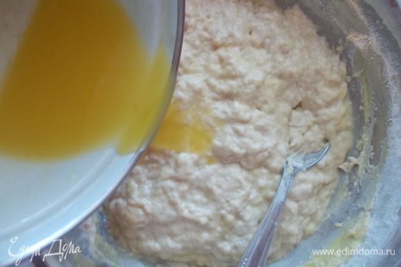 В просеянную муку добавляем сахар, соль, ванильный сахар, яйца, дрожжи с молоком и замешиваем тесто. Затем вливаем растопленное масло (не горячее).