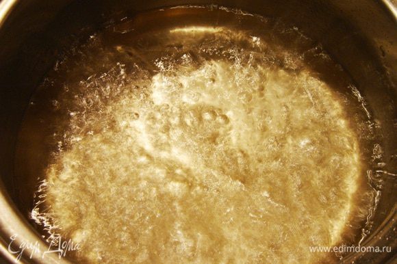 Высыпать сахар в кастрюлю, добавить воду и варить сироп до полного растворения сахара. В конце варки добавить ликёр. Остудить сироп, поставив кастрюлю в миску с ледяной водой. Развернуть рулет и пропитать бисквит сиропом. Пропитанный бисквит можно опять свернуть в рулет или просто прикрыть полотенцем.