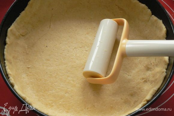 Форму смазываем маслом. Выкладываем тесто, равномерно распределяем его по форме и формуем бортики.