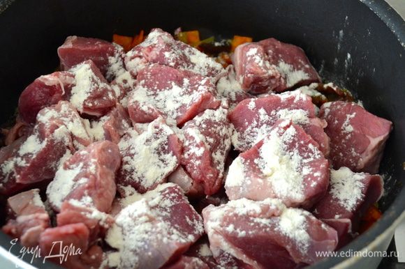 Затем добавить к обжарке кусочки говядины, присыпанные мукой... Как следует перемешать и дать мясу пропитаться ароматами зажарки.