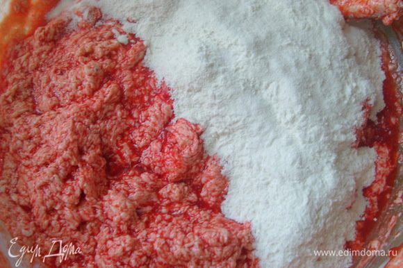 Добавить соль, просеянные рисовую и пшеничную муку. Замесить однородное тесто (долго не вымешивать).
