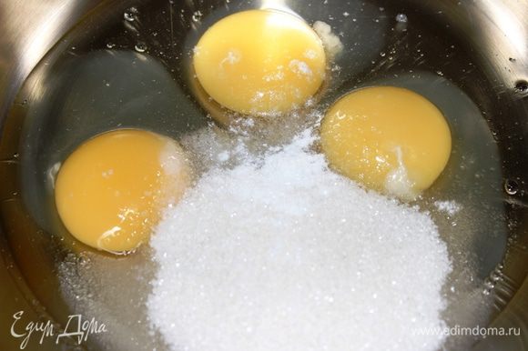 В миске взбить яйца, сахар, соль, ванилин