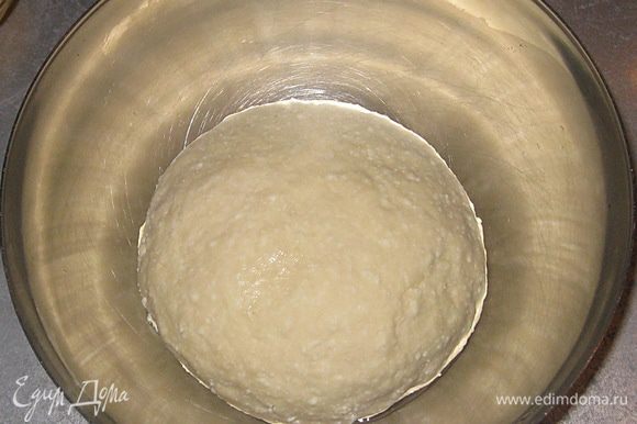 Глубокую тарелку смазать маслом и положить тесто. Накрыть полотенцем и поставить в теплое место на 1 ч. Через 30 минут обмять еще раз.