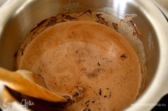Шоколад поставить на водяную баню вместе со сливками. Позволить шоколаду полностью раствориться в сливках. Снять с бани и дать остыть.