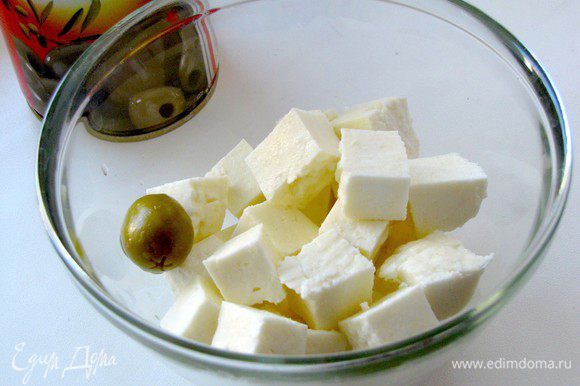 Сыр нарезать небольшими кубиками, размером с оливку.