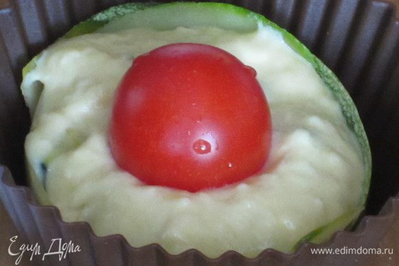 В центр каждого маффина вставить помидорку.