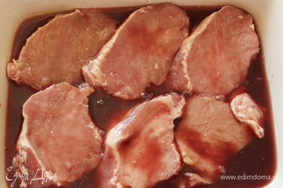 Залить гранатовым соком так, что бы мясо было полностью покрыто. Выдержать мясо 20-30 минут.