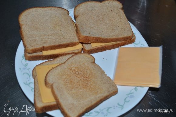 На хлеб выложить пластинки сыра ,закрыть вторым кусочком хлеба и поставить в микроволновку на 30 сек.