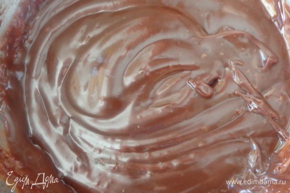 Для коричневого крема растопить на водяной бане шоколад и масло, добавить молоко и тщательно перемешать.