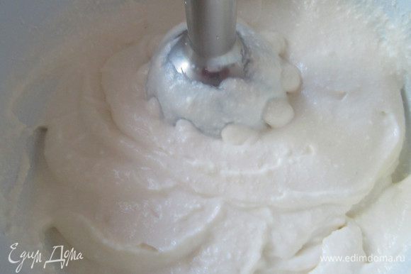 Творог с йогуртом взбить блендером. Добавить ванилин, сахарную пудру,молоко с желатином, перемешать.