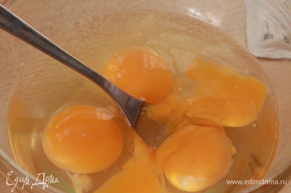 Яйца взбиваем в крепкую пышную пену