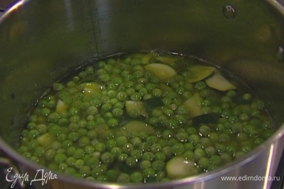 Добавить в суп зеленый горошек, посолить, поперчить и варить еще 5 минут.