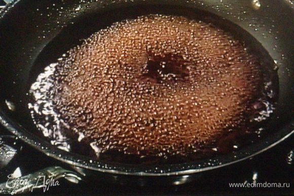 Бальзамический уксус смешать с мёдом, цедрой и листиками тимьяна и уварить до 1/3 .