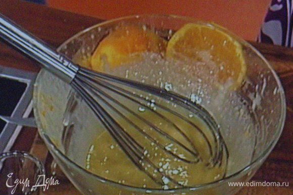 выдавить сок из 1 апельсина и слегка подогреть. Отжать желатин и растворить его в тёплом апельсиновом соке,