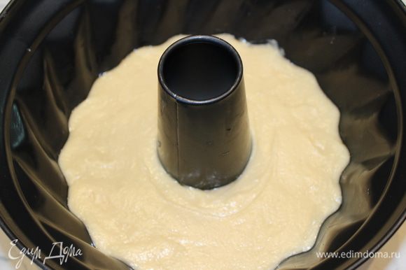 Смазать форму для выпечки маслом и выложить в нее тесто, заполнив не более, чем на 3/4 высоты