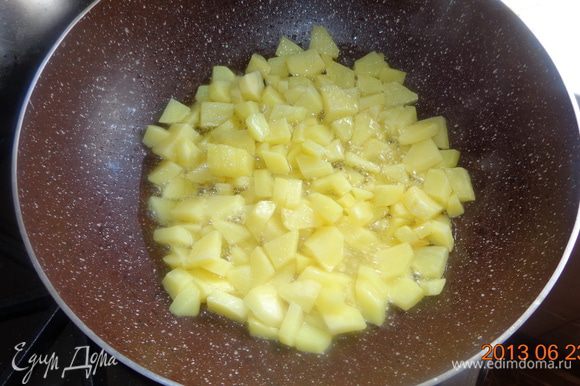 Нарезать ломтиками картошку и обжарить ее. Выложить в кастрюлю.