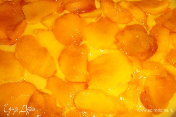 Вылить тесто в смазанную маслом форму, сверху выложить персики и в духовку на 180 град, примерно 25-35 минут...
