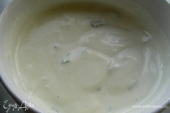 Для соуса смешиваем йогурт, соль, карри, табаско, измельченную мяту.