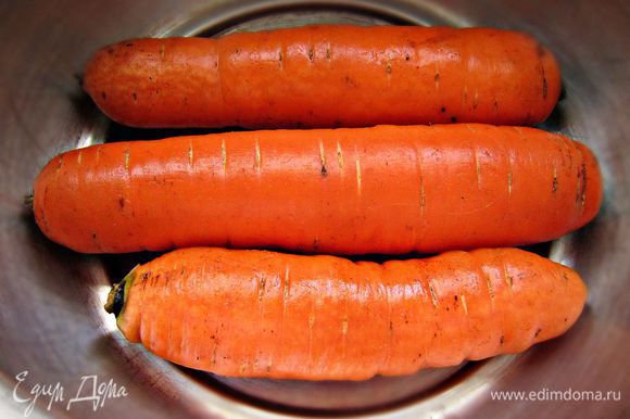 Морковь отварить в кожуре.