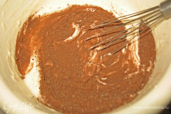 Всыпаем шоколадную крошку и вливаем растворенный желатин в сливочно-сгущенную массу, аккуратно перемешиваем.