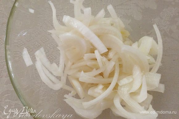 Нарезать луковицу тонкими полукольцами, сложить в маленький салатник и залить винным уксусом. Оставить мариноваться на 5 минут. Остатки уксуса слить.