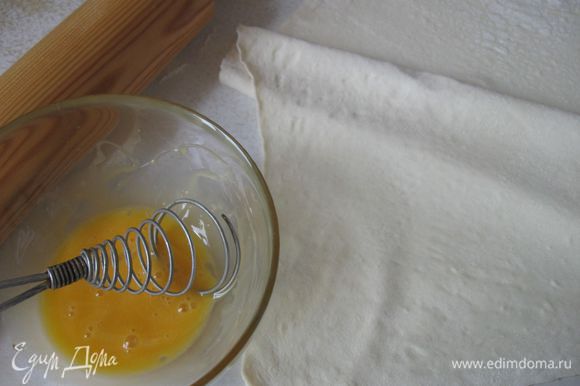 На присыпанном мукой столе раскатать тесто в прямоугольник толщиной в 4 мм.