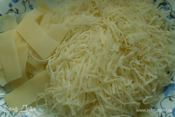 100 г сыра трем на мелкой терке, оставшийся сыр нарезаем стружкой.