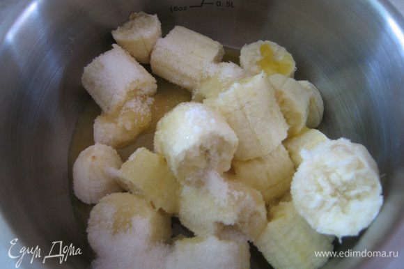 Бананы очистить, порезать на кусочки, добавит сахар, сок.