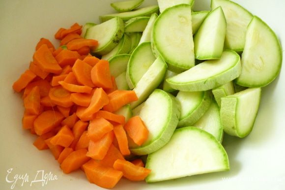 Подготовить овощи:кабачок нарезать не очень тонкими кружочками или полукольцами (1,5-2 см толщиной), морковь нарезать кусочками