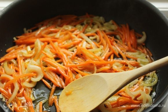 На оливковом масле обжарить лук и морковь до золотистого цвета.