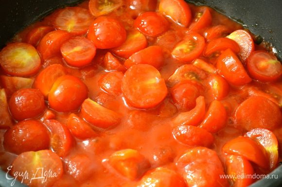 Помидорки-черри помыть и нарезать пополам. В глубокой сковороде разогреть оливковое масло, положить помидорки и томатный соус, посолить и поперчить по вкусу. Тушить на огне около 20 минут, время от времени помешивая.