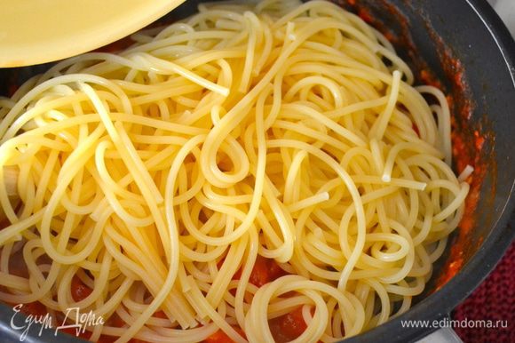Спагетти отварить в большом количестве соленой воды, согласно указаниям на упаковке. Готовые спагетти слить и выложить в сковороду с помидорным соусом. Как следует перемешать и снять с огня.