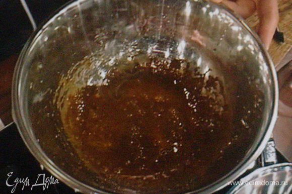 Желтки смешать с сахарной пудрой, ванилью, кофе и 1 ст. л. горячей воды в большой миске на водяной бане,