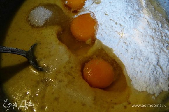 Добавить яйца, пшеничную муку, куркуму, сахар, теплое молоко. Посолить и перемешать так, чтобы получилось однородное тесто.
