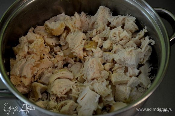 Разогреть духовку до 180 гр. Нарежем индюшку готовую или куриные грудки кубиками.