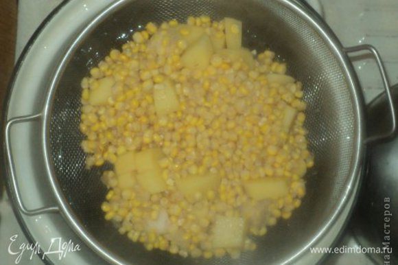 После добавляем картофель и кукурузу. Но после этого опыта, скажу честно, кукурузу нужно было класть вместе с морковкой. Кукуруза получилась у меня немного жестковатой. Закрываем крышку минут на 20.