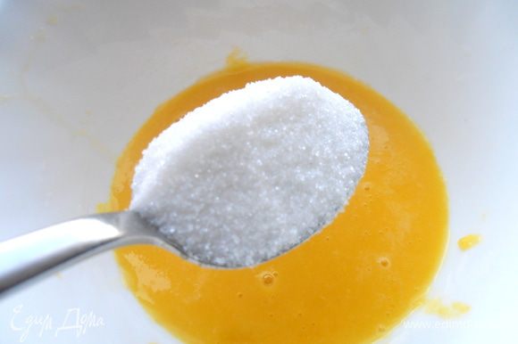 В отжатый сок добавляем ложку сахара с горкой.