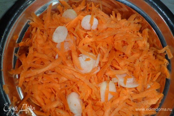 Чистим и моем морковь и лук, морковь натираем на крупной терке, а лук режем кружочками.